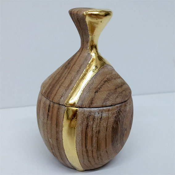 Holzdose mit Goldverzierung